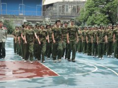 武汉市洪山外经贸学校军训风采